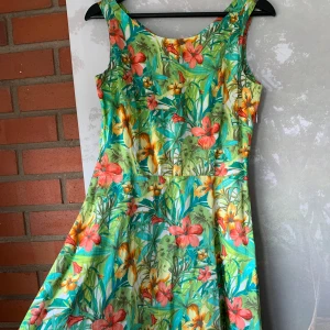 Grön blommig klänning. Sommar klänning  - Perfekt till sommaren! Oanvänd och i mycket gott skick, dragkedja är på sidan och syns på sista bilden😊