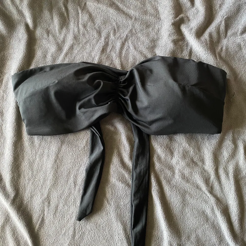 En svart bandeau bikiniöverdel från hm. Övrigt.