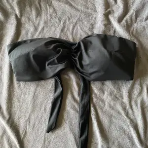 En svart bandeau bikiniöverdel från hm