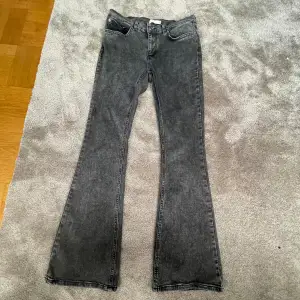40 M svarta jeans Flared mest för tjejer men också för killar 