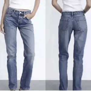 Säljer dessa supersnygga zara jeans som har blivit för små för mig.  Midwaist och straight modell som inte går att köpa längre, så fin blå färg! De har en slitning på ett av benen vid knät (tredje bilden) vilket gör dem lite mer unika! 