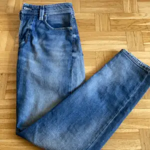 Disel jeans i skick 10/10, riktig snygg färg, passform är Slim. 