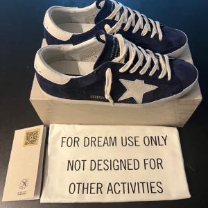 Golden Goose - Golden goose Storlek: 43 Skick: 10/10, endast testade inomhus. Allt og, finns även kvitto.