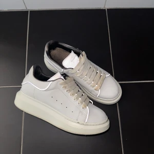 Alexander McQueen sneakers - Mycket bra skick, skitsnygg skorna!! Lyser i mörker men vit och grå iallafall, Storlek 38