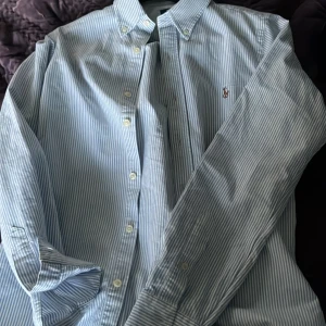 Ralph lauren skjorta - Tjena säljer nu denna tvärfeta Ralphlauren skjortan helt nyskick(aldrig använd) tags följer med hör av er vid funderingar och frågor Mvh Caesar