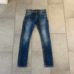 Storlek W28 L32, snygga jeans från Jack&jones, i ett gott skick, hör av er vid frågor samt övriga funderingar 