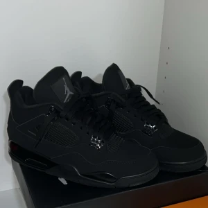Jordan 4 Black Cats - Väldigt nya och har inga skador. Som ny! Säljer för dom är för små för mig. PRIS KAN DISKUTERAS!