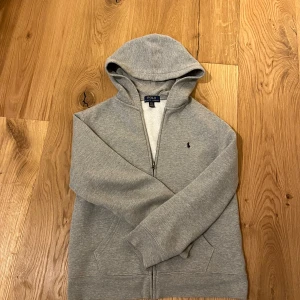 Polo Ralph Lauren zip hoodie - Säljer den här feta zip hoodien från Polo Ralph Lauren, perfekt till sommaren. Skicket är 9,5/10 och är nästan oanvänd. Nypris 1200kr, mitt pris 599kr. Skriv vid minsta fundering! Priset kan diskuteras.😎