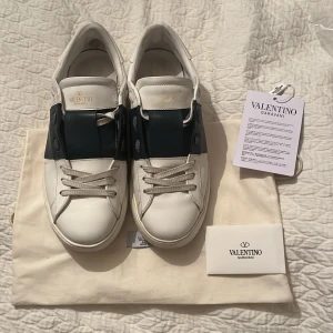 Valentino open skor - Ett par riktigt fräscha Valentino Opens i storlek 42 de är använda men de är  i väldigt fint skick. Den ända synliga defekten är den creasen man ser på bild 2. Det medföljs både dustbag och box. Hör gärna av dig om du har någon fråga.😃