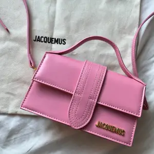Säljer min favorit sommarväska. Super fin rosa väska som passar nu till sommar/vår. Perfekt storlek. Dustbag medföljer. Skriv gärna för mer info/ bilder 