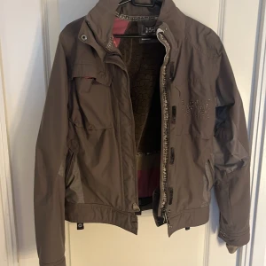 Brun jacka  - Denna jacka är jättefin men är för liten för mig. Den jättefin inuti med massa fina mönster💕Den är från helly Hansen🫶🏼