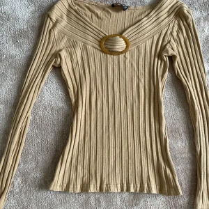 Långärmadtröja - Långärmad tröja med en unik detalj❤️‍🔥 bra skick förutom ett litet hål på ena axeln 