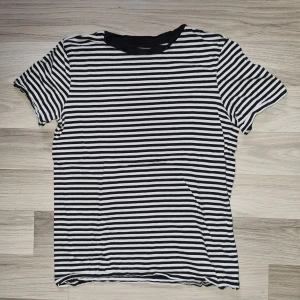 Topp  - Svart/vit randig topp från Selected Cotton. 