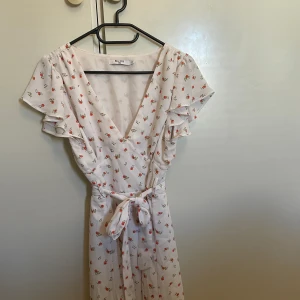 Blommig klänning  - Klänning i storlek 40 men är mer som en 38, väldigt bra skick! 