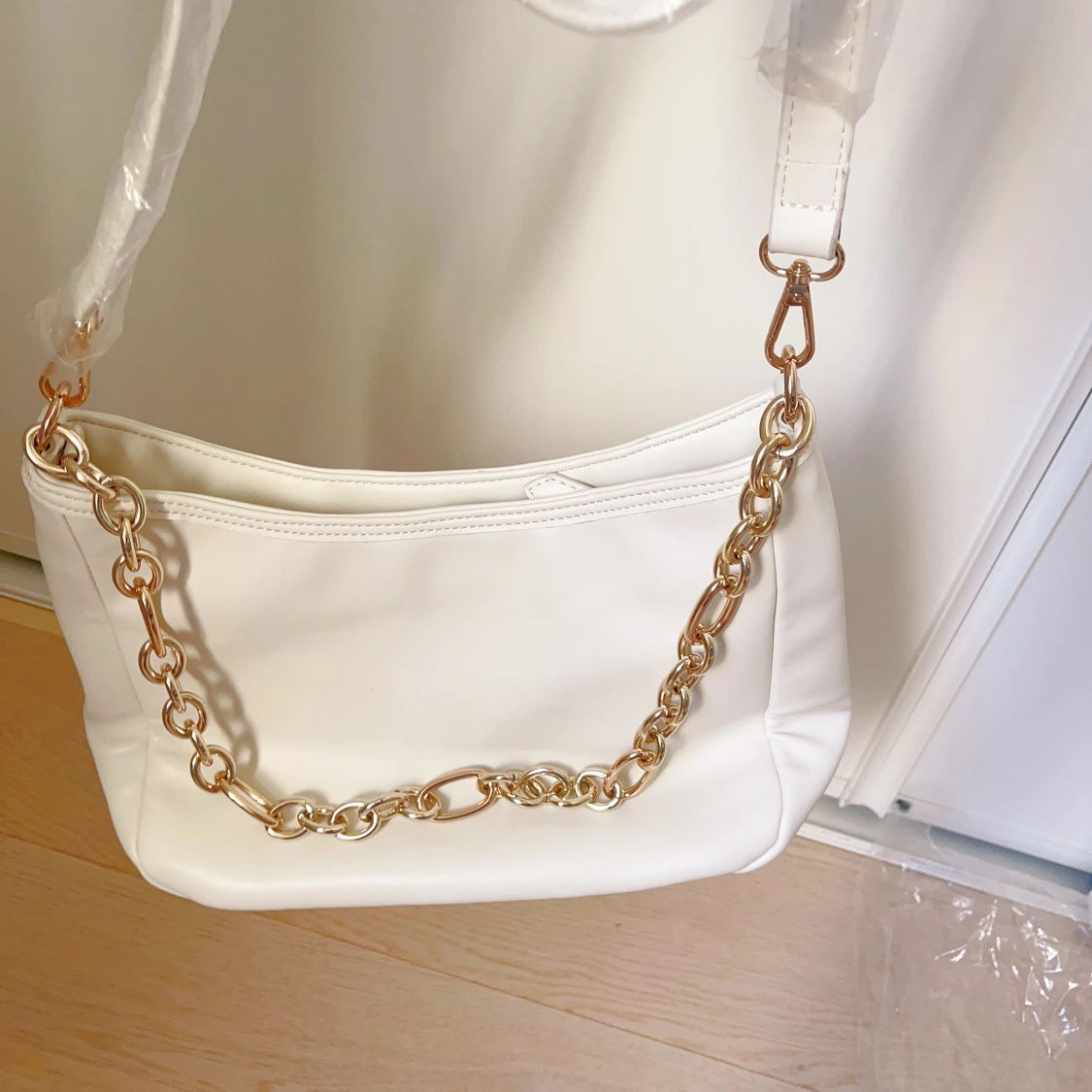 Guess Crossbody Bags - 90