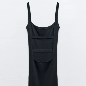 Svart långklänning med öppen rygg  - Säljer denna då den inte kommer till annvänding aldrig använt så inprincip ny utan prislapp, vill se vad ja kan få för den!