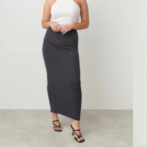 Kjol gina tricot - Säljer min kjol från Gina tricot. Den är använd ett par gånger men den är fortfarande i väldigt bra skick. Köptes för 299 kr i Storlek S och säljs för 100 kr + frakt.