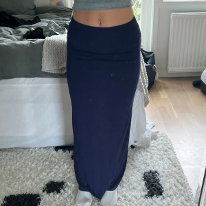 Långkjol  - Superfint skick, långkjol från Nelly, passar även xs då materialet är väldigt stretchigt 