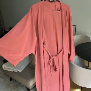 Helt ny, str S   Den är en inner klänning som kan användas för sig själv och så tillkommer det en abaya till den  Frakt tillkommer 