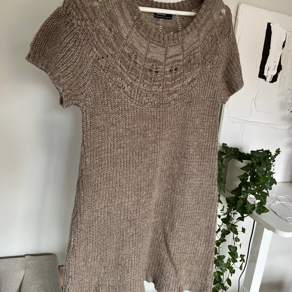 Supersöt stickad klänning. Kortärmad och superfin. Använd fåtal gånger, fint skick 💗. Mekot.