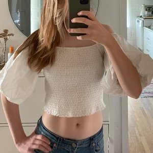 Vit topp - Somrig blus i bra skick från bikbok