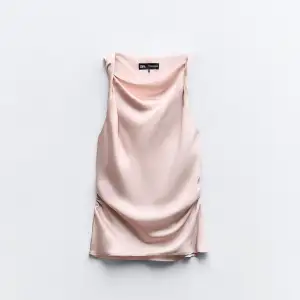 Säljer denna fina draperad topp. Fin rosa färg, perfekt inför sommaren!! Ej använd.