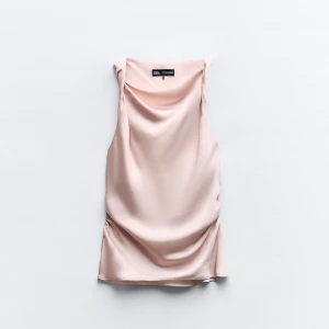 Draperad topp - Säljer denna fina draperad topp. Fin rosa färg, perfekt inför sommaren!! Ej använd.