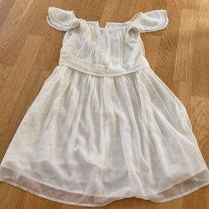 Säljer fin skolavslutningsklänning💛 - Jag har bara haft denna en gång på skolavslutningen men annars är den helt ny!