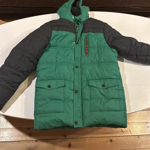 Jacka - Använd skick men ser som ny. Kostar 100 från zara. 