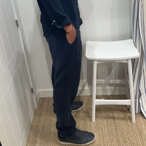 Blå linnebyxor  - Ett par snygga linnebyxor som är perfekta till sommaren. Byxorna är bara använda ett fåtal gånger och är i grymt skicka. Ny pris 1400