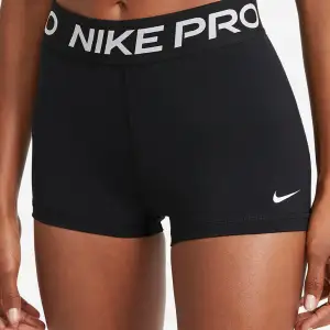 Säljer mina Nike PRO shorts då de blivit för små för mig. Älskar de och kommer köpa om de säljer de här för 90 kr + frakt i storlek smal men kan också passa någon som är i storlek xs. ( priset kan dock diskuteras mer )