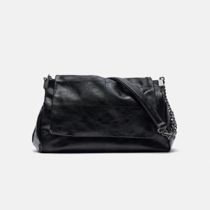 Väska zara  - Kommer tyvärr inte till användning längre. Får plats hur mycket som helst i den, väldigt rymlig💕