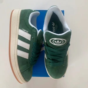 Gröna campus skor - Superfina mörkgröna campusskor. Köpte i nyskick på Vinted men de var för små. Ingår ett par nya vita skosnören. Helt nya i skokartong💕skriv för fler frågor💕 