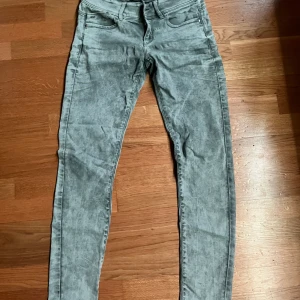 G-star jeans - Jag säljer mina sköna G-star jeans för att jag inte gillsr hur de sitter på mig. Du är väldigt bra skick då jag inte har använt dom nånting. De är storlek 30/32. Dom är sköna och flexibla. Skinny jeans med känns som slim fits