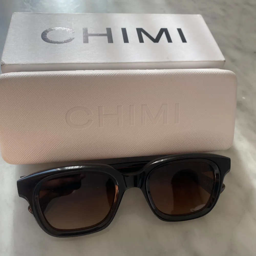 Säljer dessa snygga solglasögon från chimi i bra skick. Inkluderar lådan som den kommer med och tillbehör.. Övrigt.