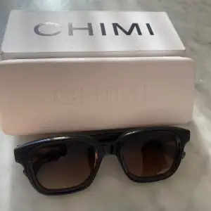 Säljer dessa snygga solglasögon från chimi i bra skick. Inkluderar lådan som den kommer med och tillbehör.