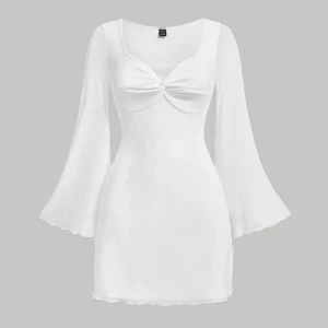 Klänning  - Vit klänning, helt ny endast testad. Jättefin till t.ex skolavslutning. Nypris 160kr