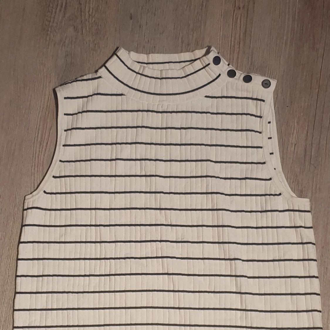 Randig turtle-neck med knappar