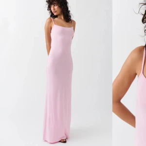 Rosa långklänning/ maxi klånning - En lång klänning i rosa i storlek xs från Gina tricot. Använd 1 gång och var planerad att använda till skolavslutningen men de vart ändrade planer. Passar långa tjejer också!