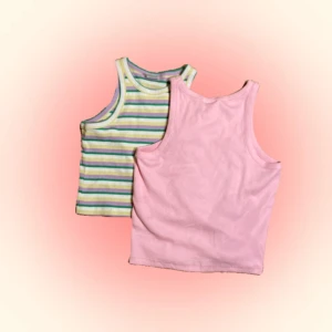 Färgglada linnen - Två färgglada linnen från Lindex. Det rosa är 10-12 år, och det randiga är 7-8 år, men båda passar mig som 13 åring 🥲det rosa är väldigt bra skick och har bara används några ggr, det randiga har tecken på användning, men är fortfarande bra skick