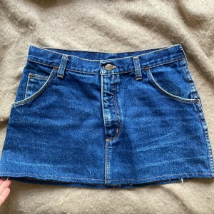 Wrangler jeans kjol lågmidja - Ca 34cm i midjan. Lågmidjad. 30cm lång