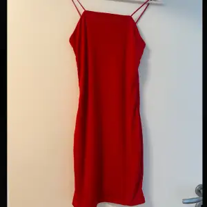 Röd kort klänning med dubbel tyg  och smala axelband
