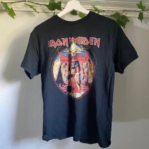 Basic band-t-shirt - Vanlig t-shirt med Iron Maiden-motiv. Säljs då det inte är min stil längre. Köparen står för frakt 