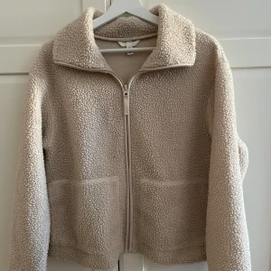 Teddy jacka hm - Jätte söt populär Teddy jacka från hm. Inga defekter!