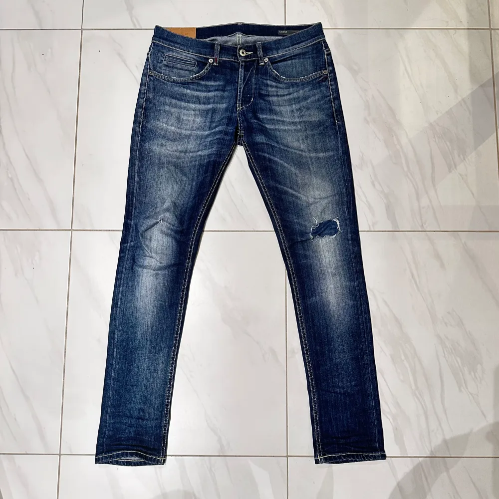 Hej! Säljer ett par dondup jeans i den populära modellen George, storlek 33. Bra skick bortsett från litet hål på ena knät, går lätt att laga, eller låta vara som det är.  Fraktar eller möts upp i Örgryte🤝. Jeans & Byxor.