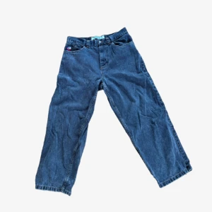 Polar Big Boy Jeans - Färgen är som på närbilden av taggen, svart gråa! Väldigt baggy jeans, finns dock slitage från skejting vid hälarna, därav nersatt pris💥 