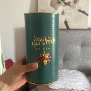 Jean Paul Gaultier Le Beau Le Parfum EdP 125 ml - Säljer min Jean Paul Gaultier Le Beau Le Parfum EdP 125 ml som är helt ny. Är endast testat och hela 125 ml finns kvar!