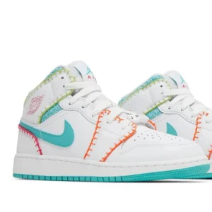 Nike sneakers Jordan 1 'Multi Knit' Mids - Supersnygga Jordans köpta här på plick men tyvärr lite små för mig. Använda men i jättebra skick. Kan sänka i pris. Skriv jättegärna om du har frågor eller vill ha mer bilder! Nypris 1350