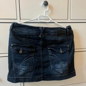 Blå snygg Jeans kjol - Bra kvalite, trendig, fina fickor både fram och bak, är i bra skick och inte så väl använd (för stor för mig)