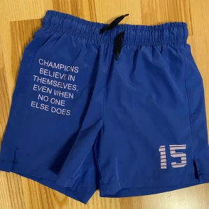 Shorts strl 130 - Fint skick! Kolla gärna in övriga annonser för samfrakt!